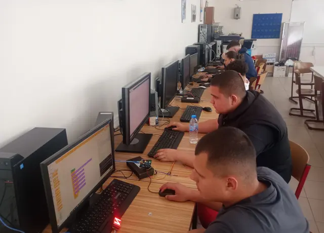 Arduino Uno · практика · кадър 4