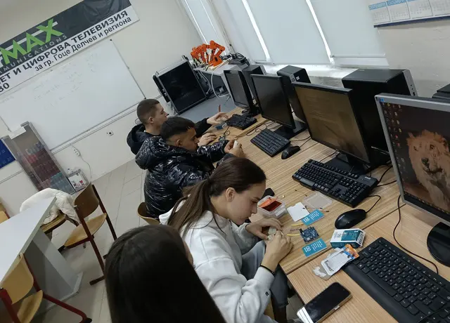 Arduino Uno · практика · кадър 15