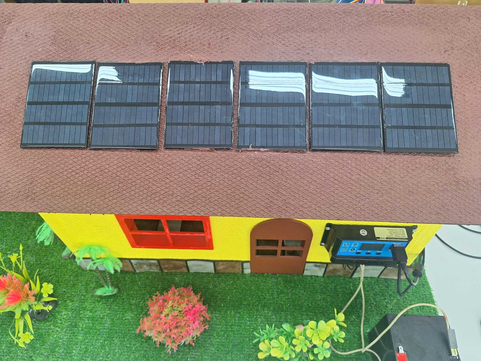 Покривът на макета ECO-smart house със соларни панели