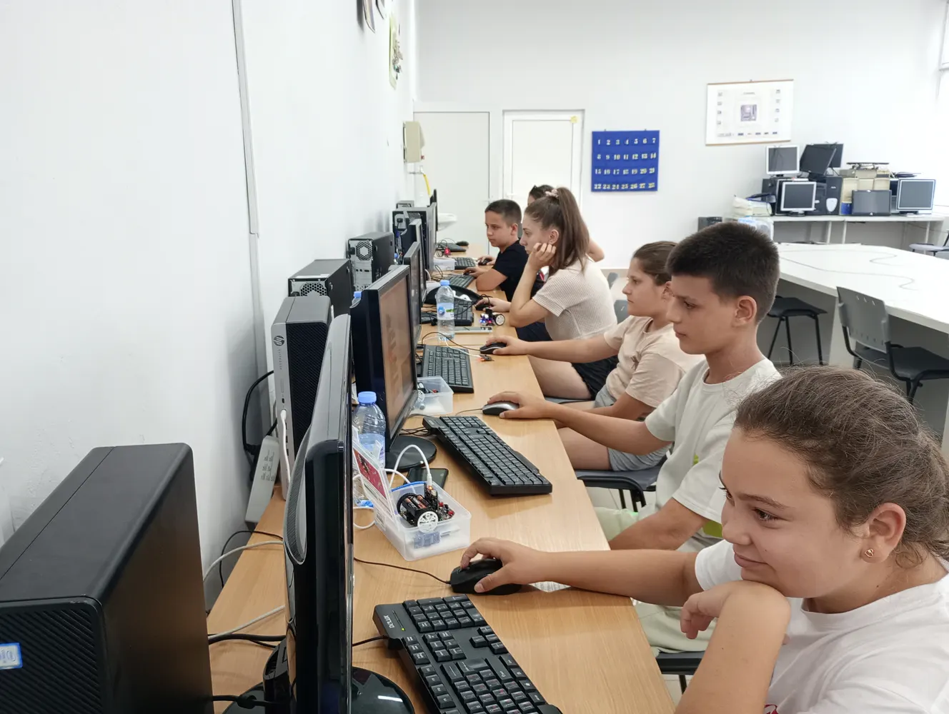 Участници в практическо занятие по роботика