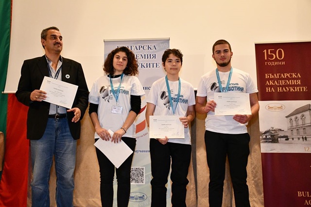 Екипът на Умен парник с отличията си от УчИ-БАН 2019