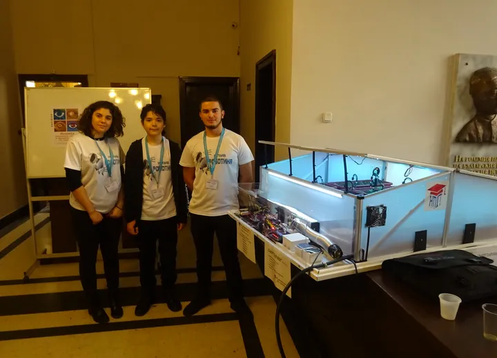 Ученици от Роботика НПГ с проекта Умен парник