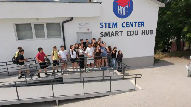 Ученици пред STEM центъра