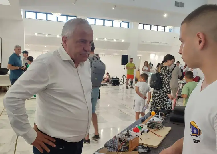 Още 12 кадъра от „Роботика, мода, дизайн и иновации“ · кадър 9