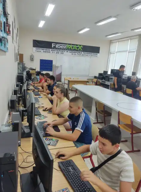 Участник в академията