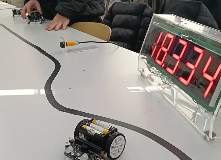 Maqueen V5 · следене на линия · кадър 8