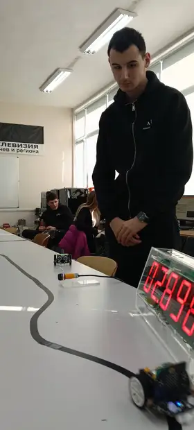 Робот на трасе с таймер