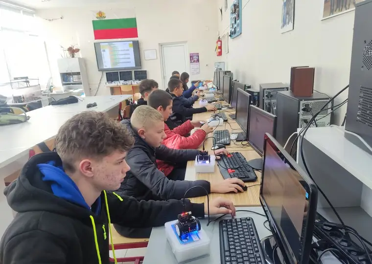 Програмиране и забавление · 8 клас