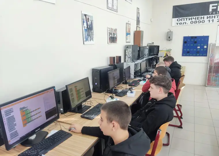 Програмиране и забавление · 8 клас · кадър 2