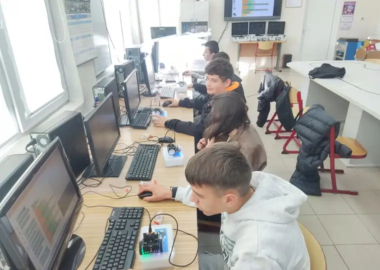 Програмиране и забавление · 8 клас · кадър 4