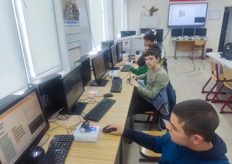 Програмиране и забавление · 8 клас · кадър 7