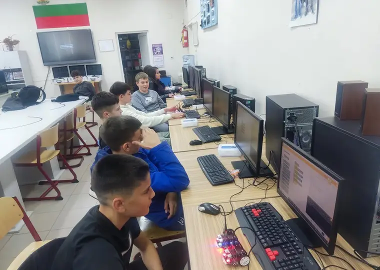 Програмиране и забавление · 8 клас · кадър 8