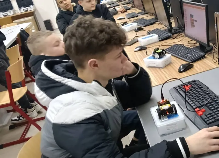 Maqueen и micro:bit · 05.02.2026 · кадър 2