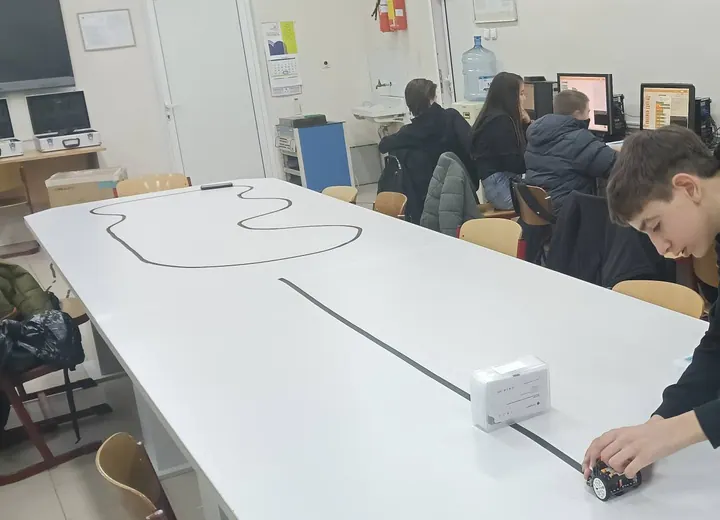 Maqueen и micro:bit · 05.02.2026 · кадър 8