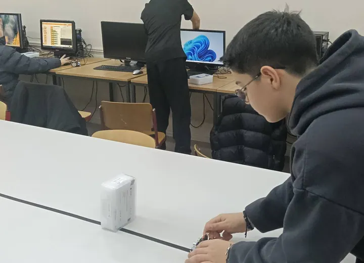Maqueen и micro:bit · 05.02.2026 · кадър 10